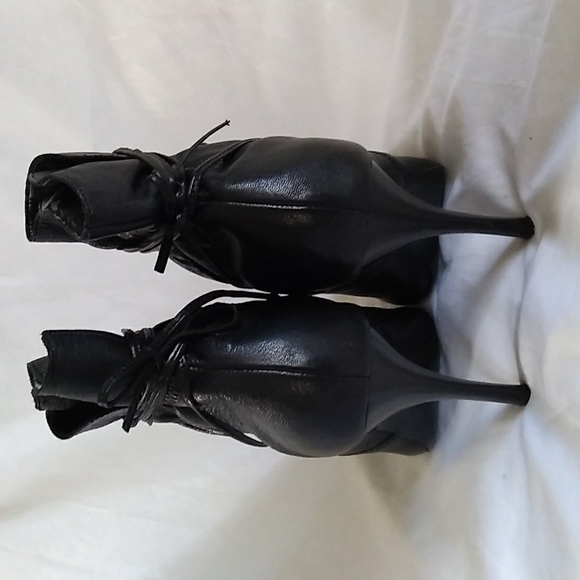 Calvin Klein Hannah Blk Leather Wrap-around Tie Flared Top Heeled Booties - Picture 4 of 16
